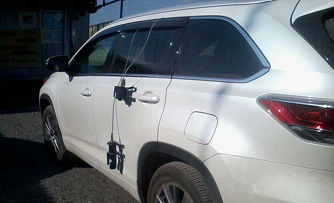 Оптический датчик ИСД 3 и лазерный ИСД 5, закрепленные на автомобиле во время тестовых заездов. 